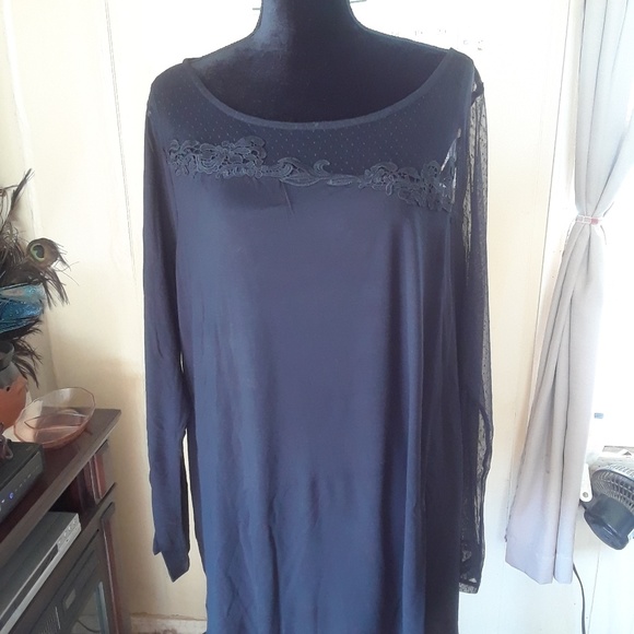 Romans Tops - NWT  Black Top with a Twist 🌻